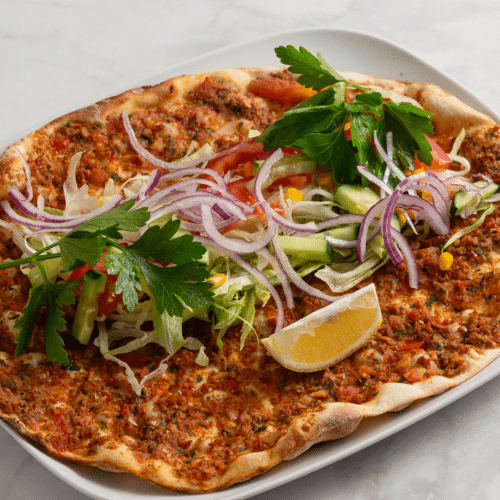 Lahmacun mit Salat