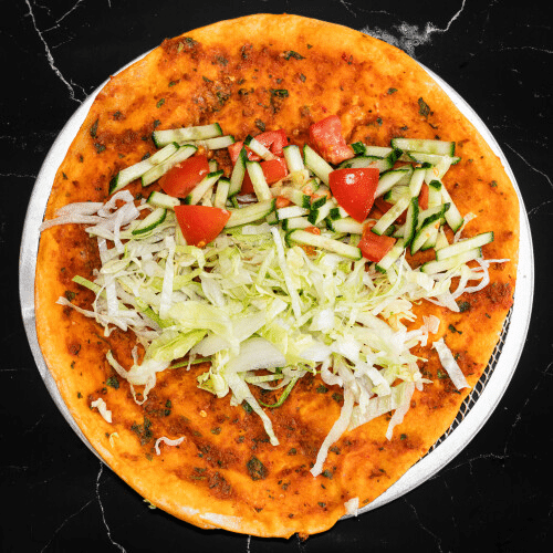 Türkische Pizza mit Salat