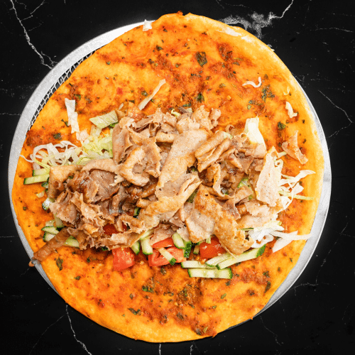 Türkische Pizza mit Hähnchenfleisch