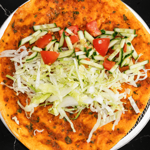 Türkische Pizza mit Salat
