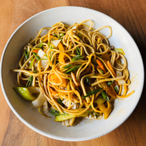 Gebratene japanische Nudeln mit Ei (vegetarisch)