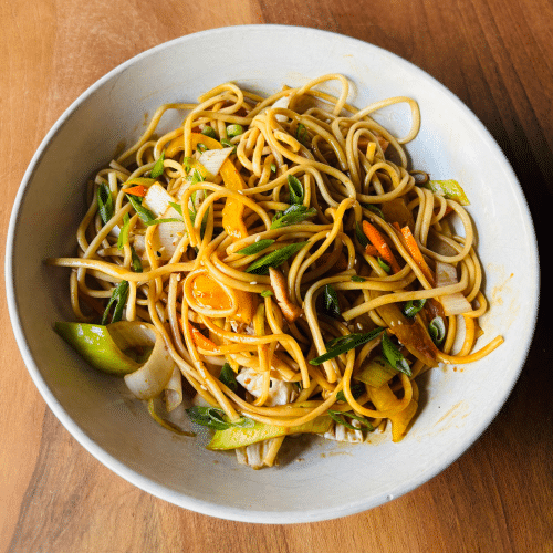 Gebratene japanische Nudeln mit Ei (vegetarisch)