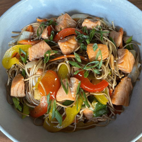 Gebratene japanische Nudeln mit Lachs und Buchweizennudeln