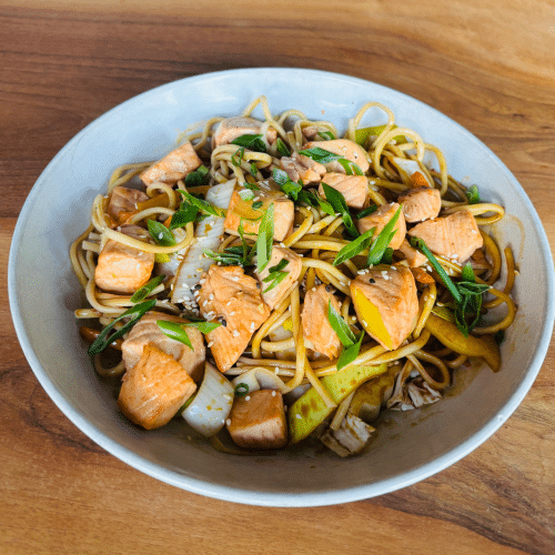 Gebratene japanische Nudeln mit Lachs