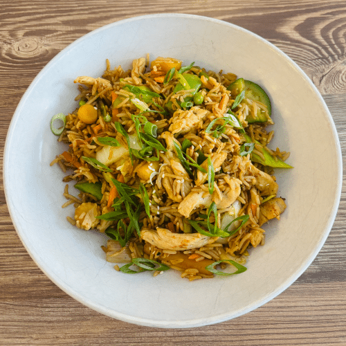 Gebratener Reis mit gebratenem Hühnchen