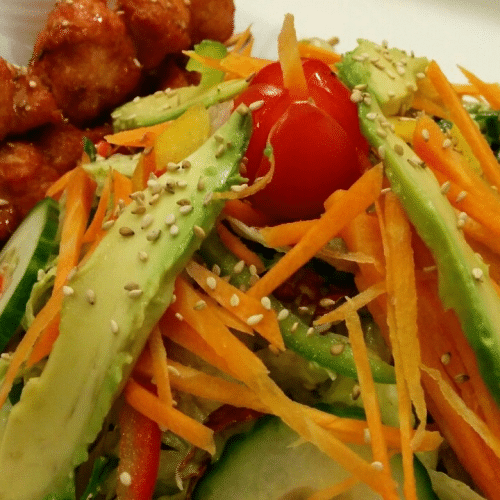 Gemischter Salat mit frittiertem Hühnchenfleisch