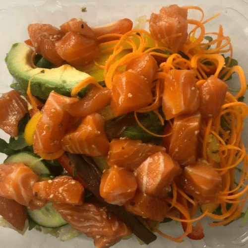 Gemischter Salat mit Lachs in Soja