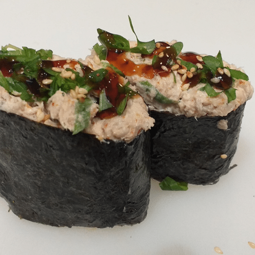 Gunkan mit gekochtem Thunfisch und Lachs