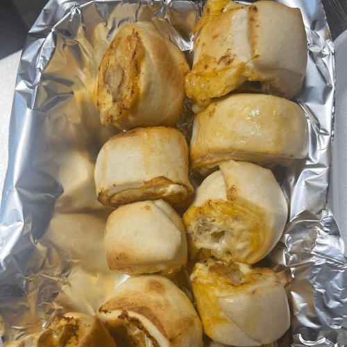 Pizzabrötchen gefüllt mit Gyros, Zwiebeln und Hirtenkäse