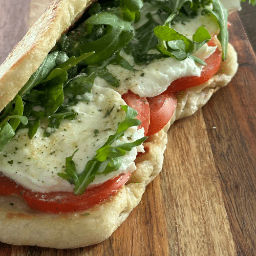 Sandwich mit Mozzarella, Tomaten