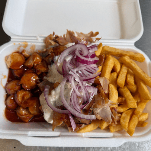 Currywurst mit Pommes frites und Mayonnaise