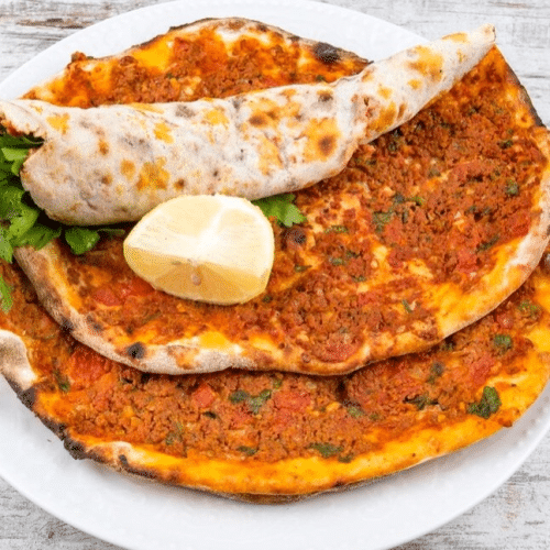 Türkische Pizza mit Salat