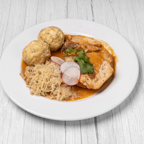 Schweinebraten mit Semmelknödel und Sauerkraut