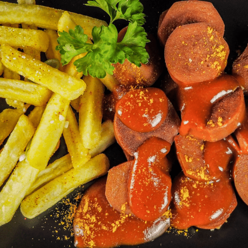 Curryvurst mit Fritten