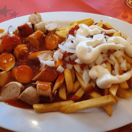 Pommes Spezial mit Currywurst
