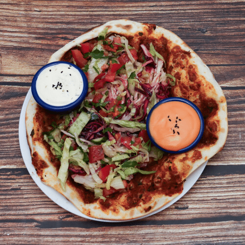 Türkische Pizza mit Salat