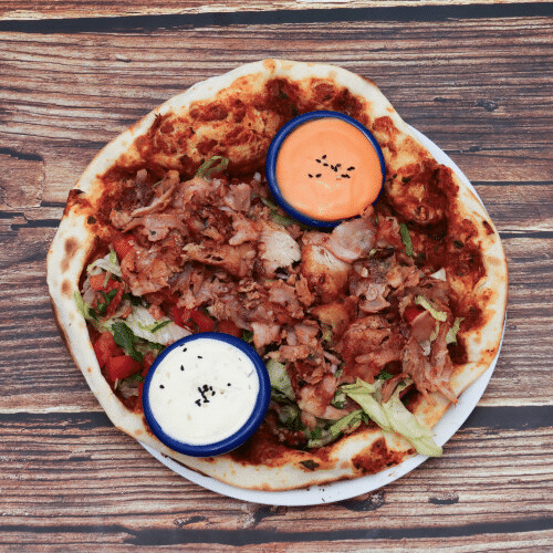 Türkische Pizza mit Hähnchenfleisch-Drehspieß