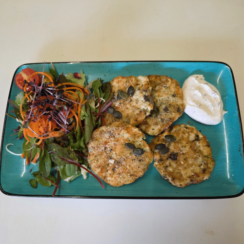 Kürbiskern Rösti Kräuter Schmand Wildkräutersalat