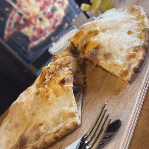 Calzone mit Fleisch, Käse, Tomatensoße