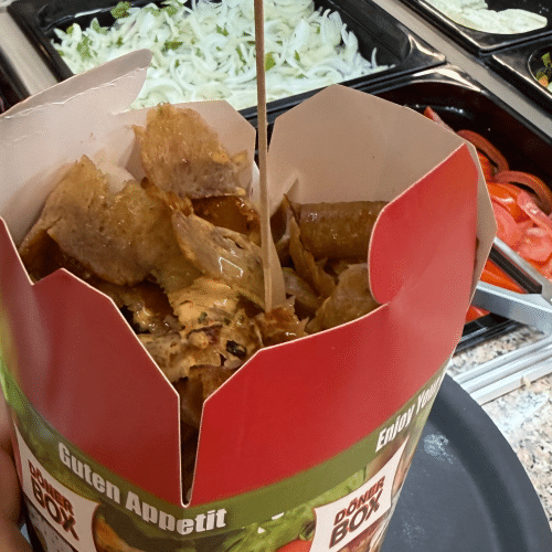 Dönerbox mit Pommes und Fleisch