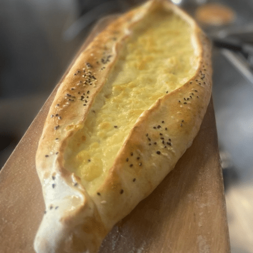 Pide mit Edamer und Schafskäse