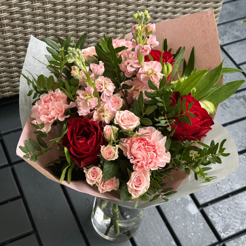 Blumenstrauß mit Rosen und Levkoje
