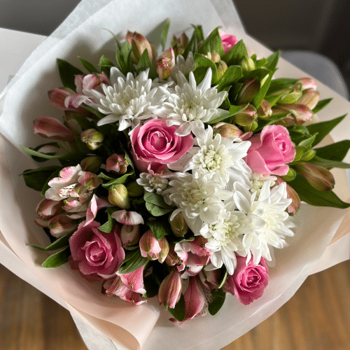 Blumenstrauß mit Alstro und Rosen