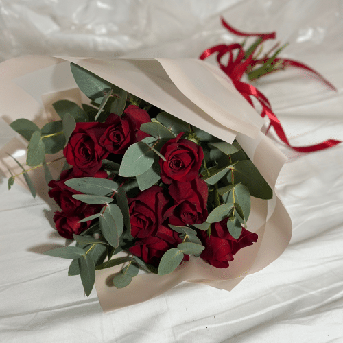 Blumenstrauß mit rote Rosen und Eucalyptus