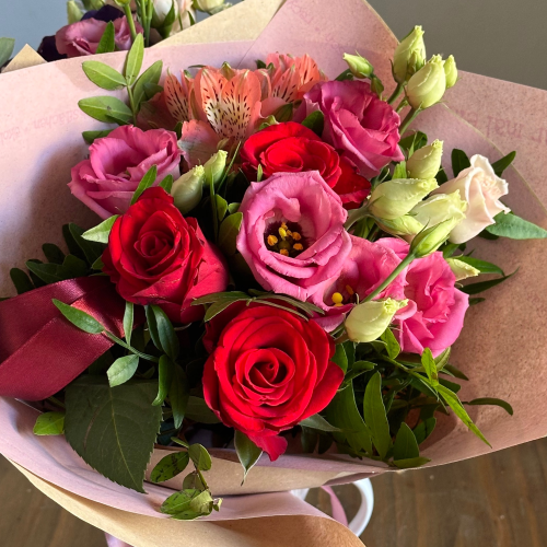 Blumenstrauß mit rote Rosen