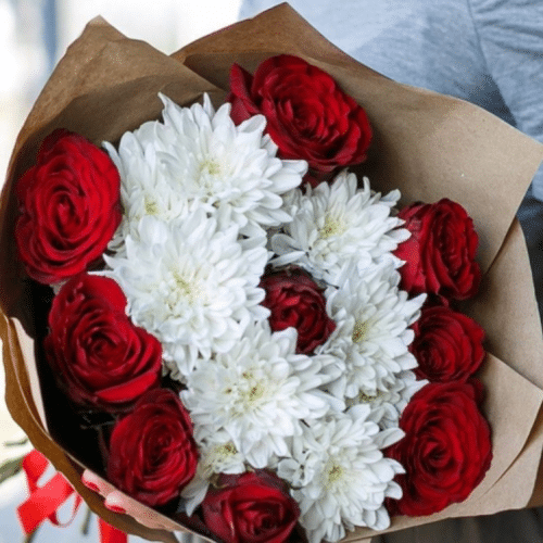 Rote Rosen mit Chrysanthemum