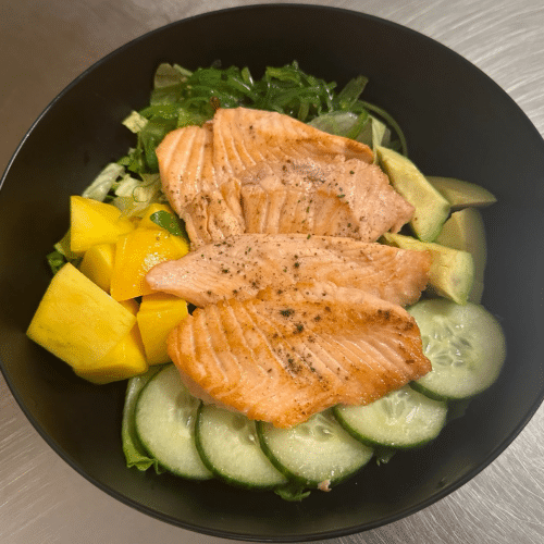 Salat mit Lachsfilet