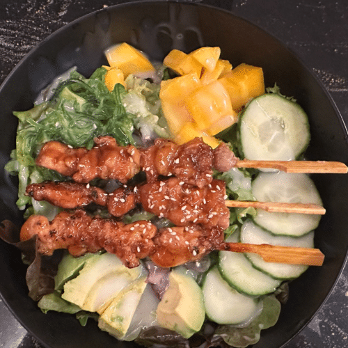 Salat mit Yakitori Spieße