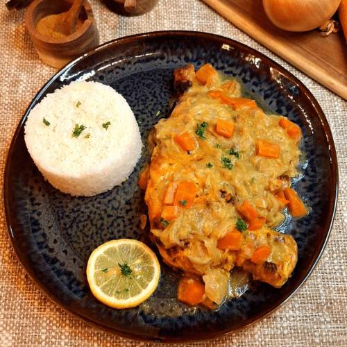 Erdnusssauce mit Hähnchen und Reis