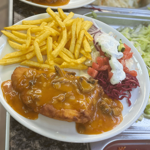 Schnitzelteller mit Hähnchenschnitzel