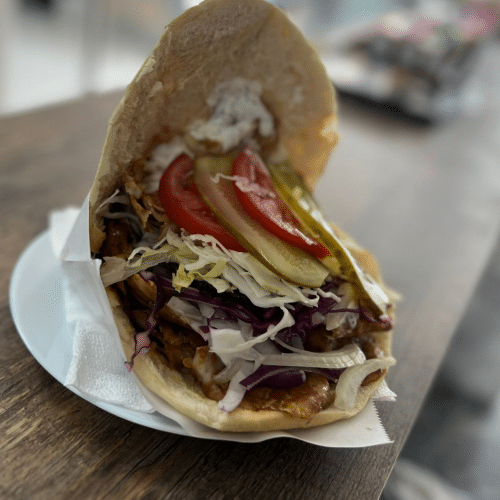 Kebap mit Fleisch und Salat