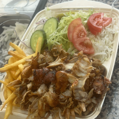 Kebapteller mit Fleisch, Salat & Pommes