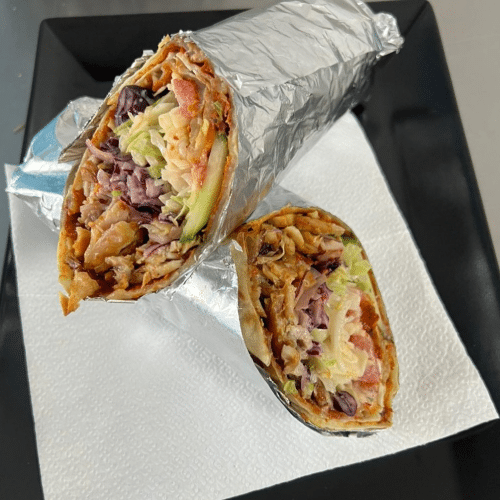 Lahmacun mit Fleisch und Salat