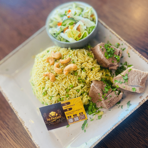 Reis mit Erbsen und Kälbfleisch und Salat