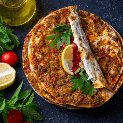 Tabakta Dilimlenmiş Lahmacun