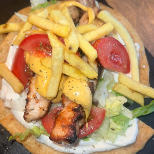 Pitabrot mit 2 Hähnchenspieße & Pommes gefüllt