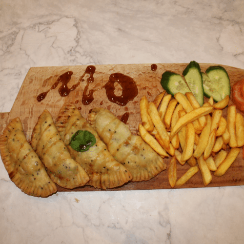 Sambosak (4 Stück) mit Pommes frites