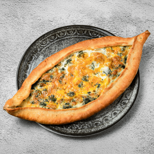 Pide mit Weichkäse, Spinat, Ei