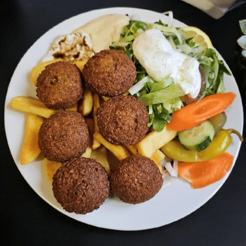 Falafel Teller mit einer Beilage nach Wahl