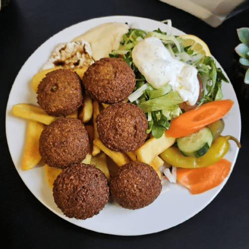 Falafel-Teller mit Kraut und Salat