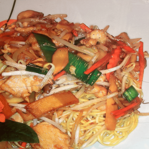 Chinapfanne mit Nudeln und Hühnerfleisch
