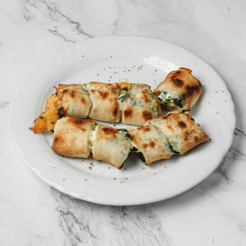 Pizzabrötchen mit Käse, Spinat und Feta