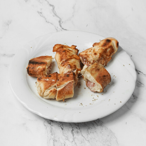 Pizzabrötchen mit Käse und Salami