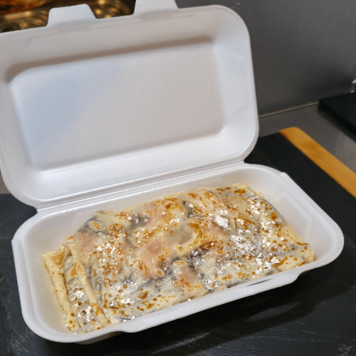 Süßliche Blini mit Nutella und Erdbeeren