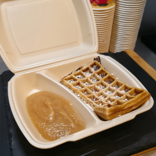 Waffel mit Apfelmus und Zucker