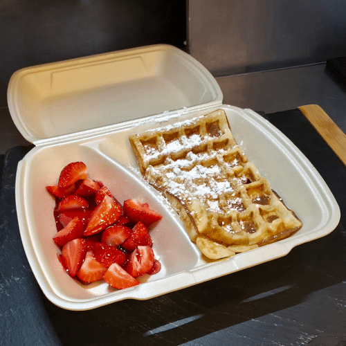 Waffel mit frischen Erdbeeren und Erdbeersauce